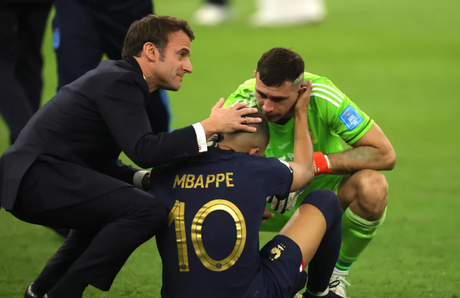 El Dibu Martínez se acercó a Mbappé para felicitarlo luego de ganarle la Copa del Mundo.