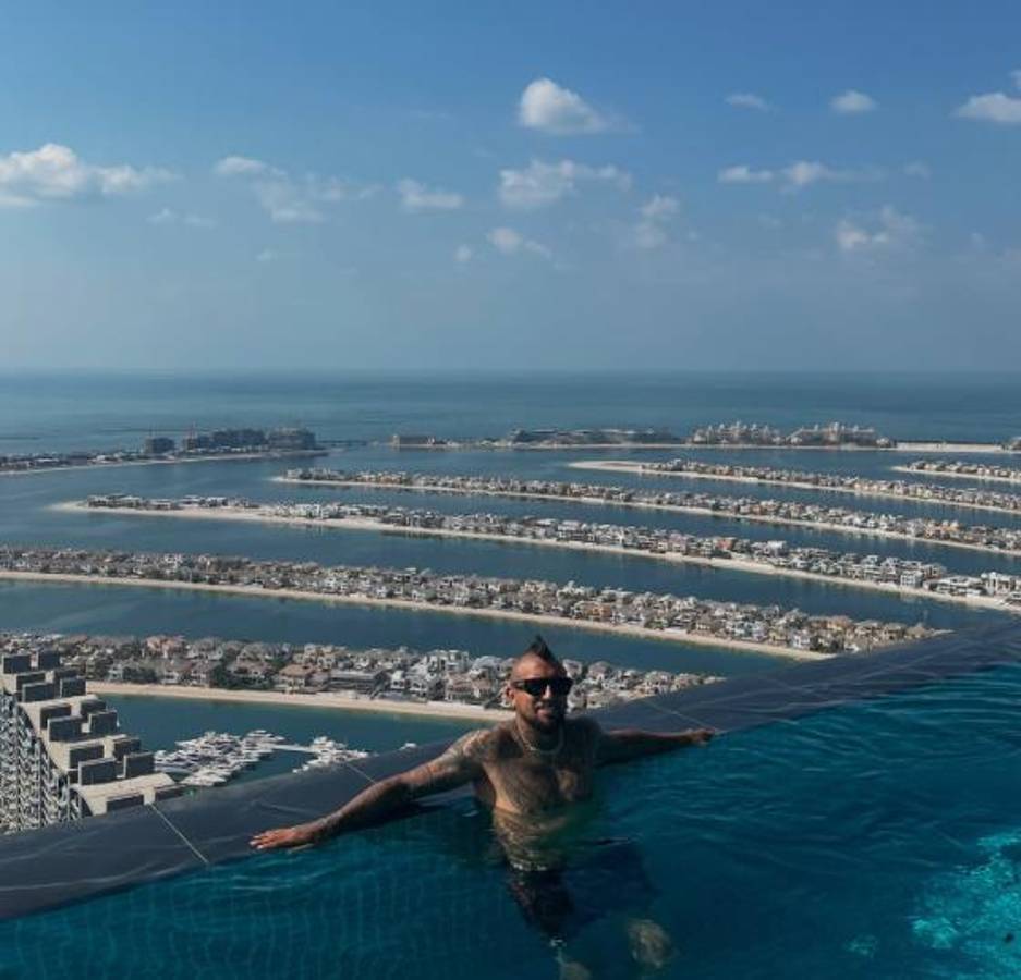 Arturo Vidal se fue a Medio Oriente con su exuberante novia y así fue recibido: “Vacaciones con mi mamacita”