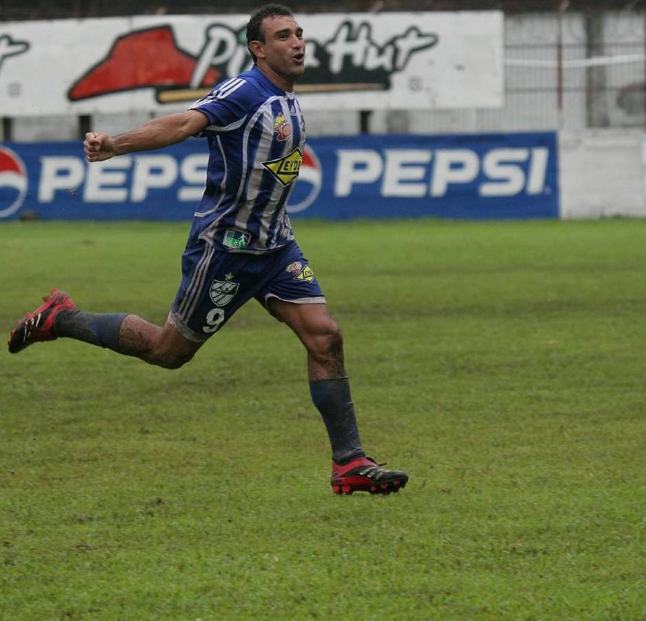 Lista privilegiada: ¡Los únicos 8 futbolistas en marcar más de 100 goles en Liga Nacional de Honduras!