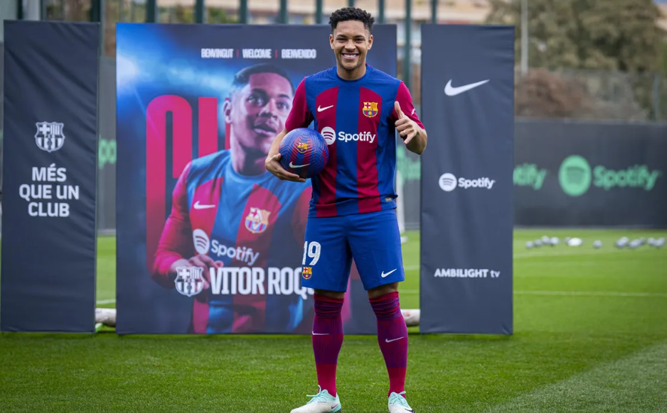 Así fue la presentación oficial de Vitor Roque con el Barcelona tras su debut: el gran ausente y quiénes lo acompañaron