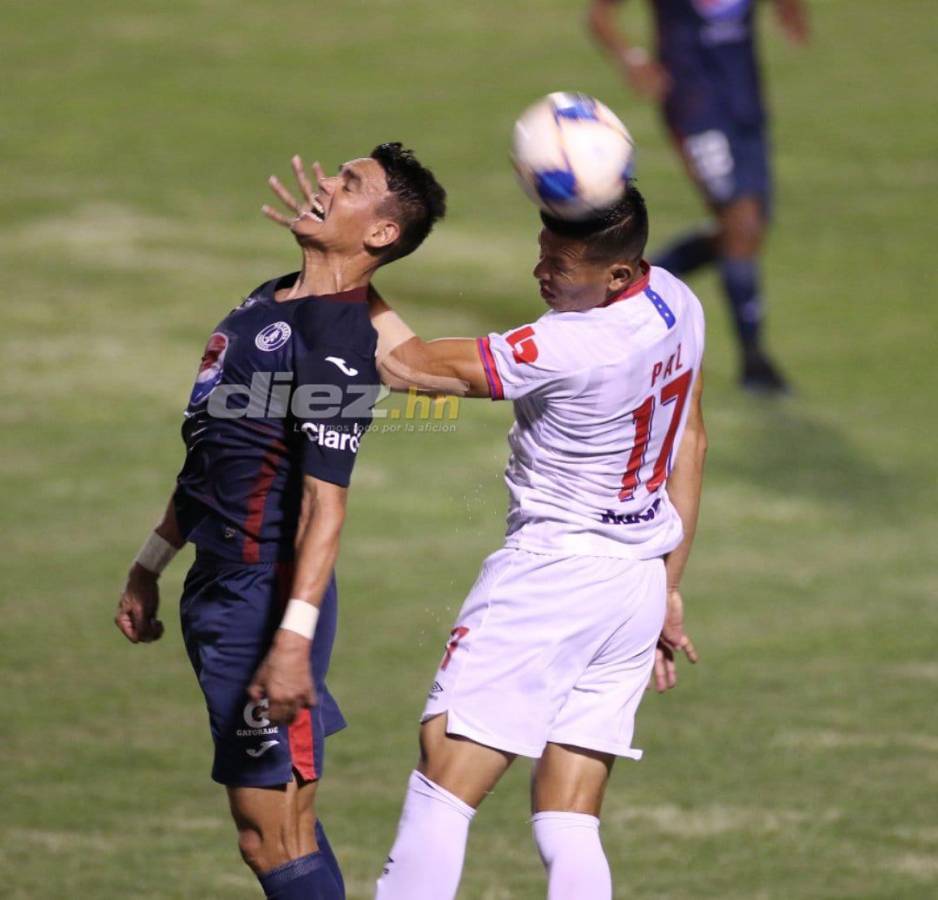 Violencia en las graderías, el extraño look de jugador de Motagua y el cordial saludo entre la Tota y Lavallén