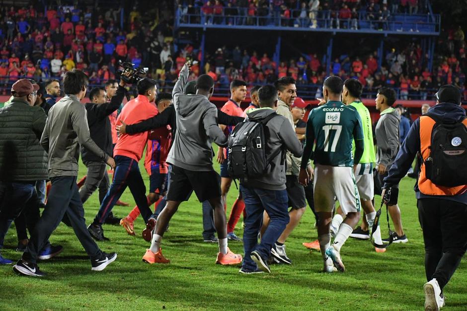 Con dos hondureños involucrados, así fue la tremenda pelea en la final que coronó a Antigua en Guatemala