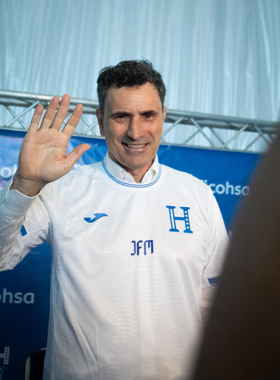 El momento incómodo de Francisco Molina en su presentación como técnico y la única persona que lo acompaña en Honduras