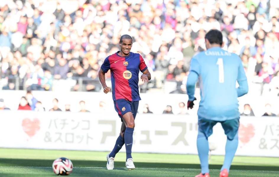 Las leyendas del Barcelona volvieron a derrotar al Real Madrid en el Clásico: el gesto de los blancos con Iniesta