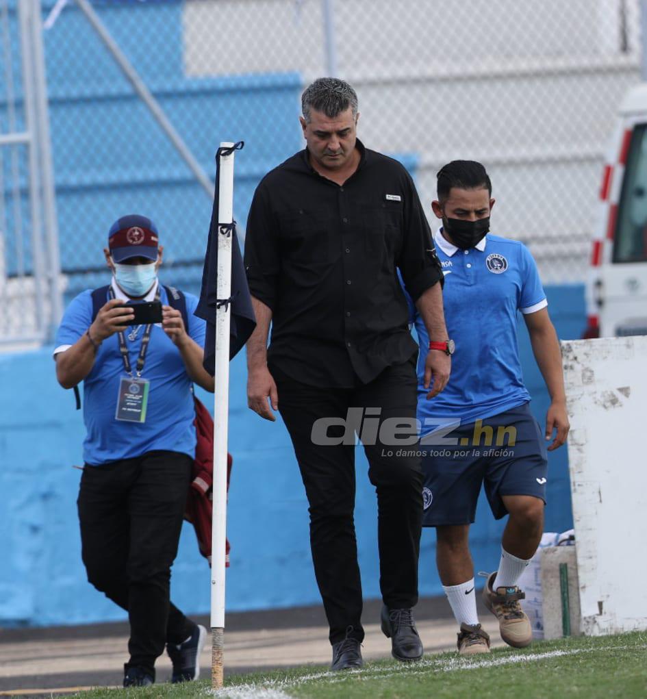 No pudo contener las lágrimas: Diego Vázquez llora y así fue captado en su último día como entrenador de Motagua