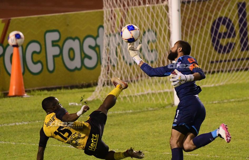No lo viste en TV: La inesperada fotógrafa esposa de futbolista, la felicidad de Real España y Motagua; Pablo Lavallén sufrió desde el palco