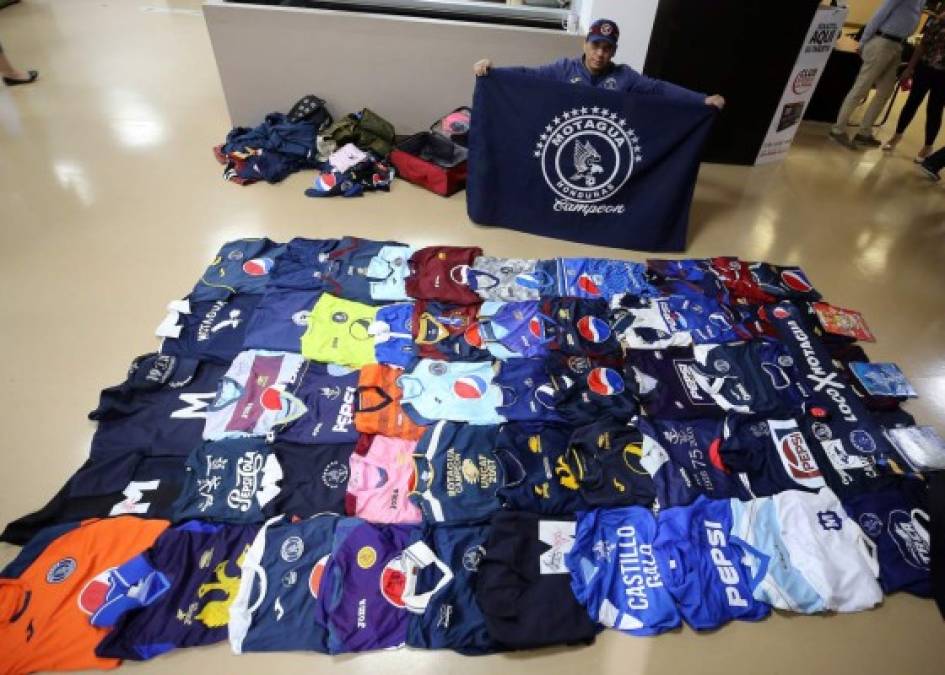 Daniel Ávila, el seguidor Azul que tienen más de 100 camisas de Motagua