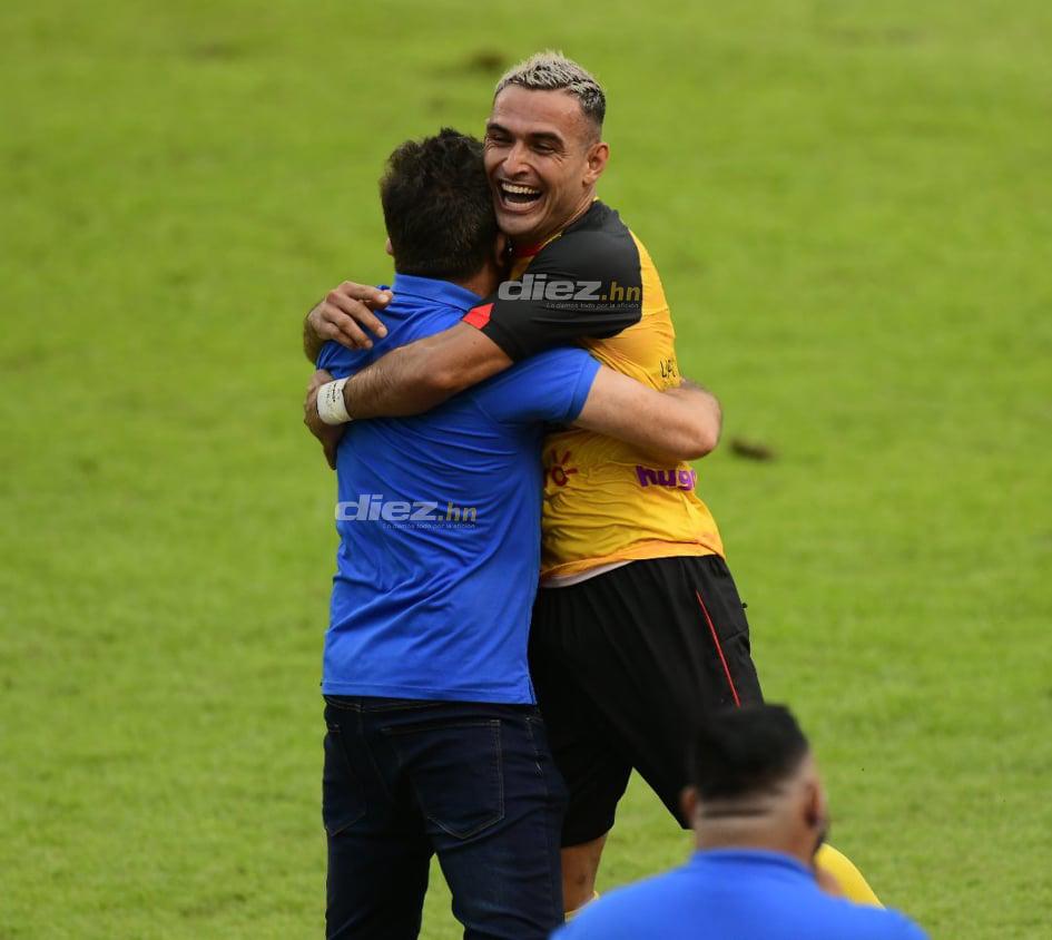 Omar Rosas corrió a abrazar a Vargas tras anotar el gol del triunfo.