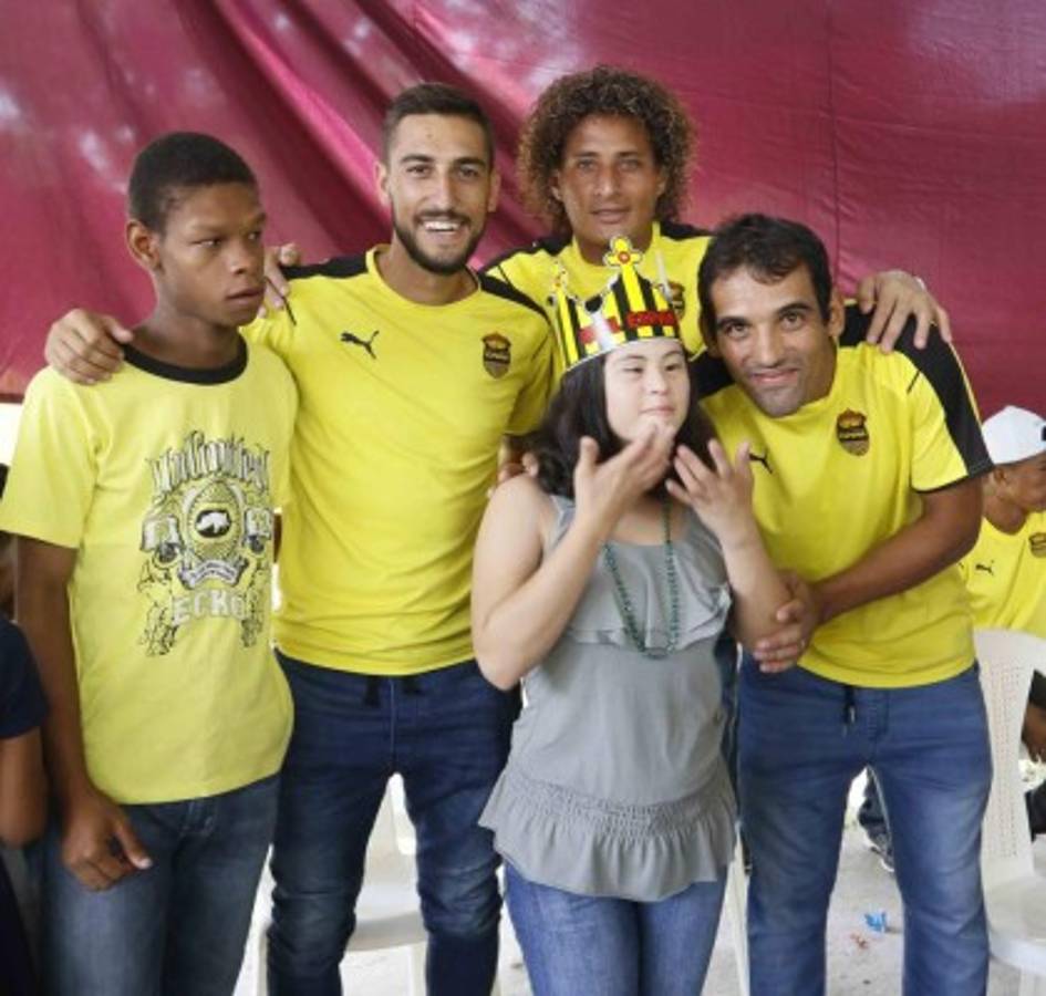 FOTOS: Real España consiente a los reyes de la casa en su día