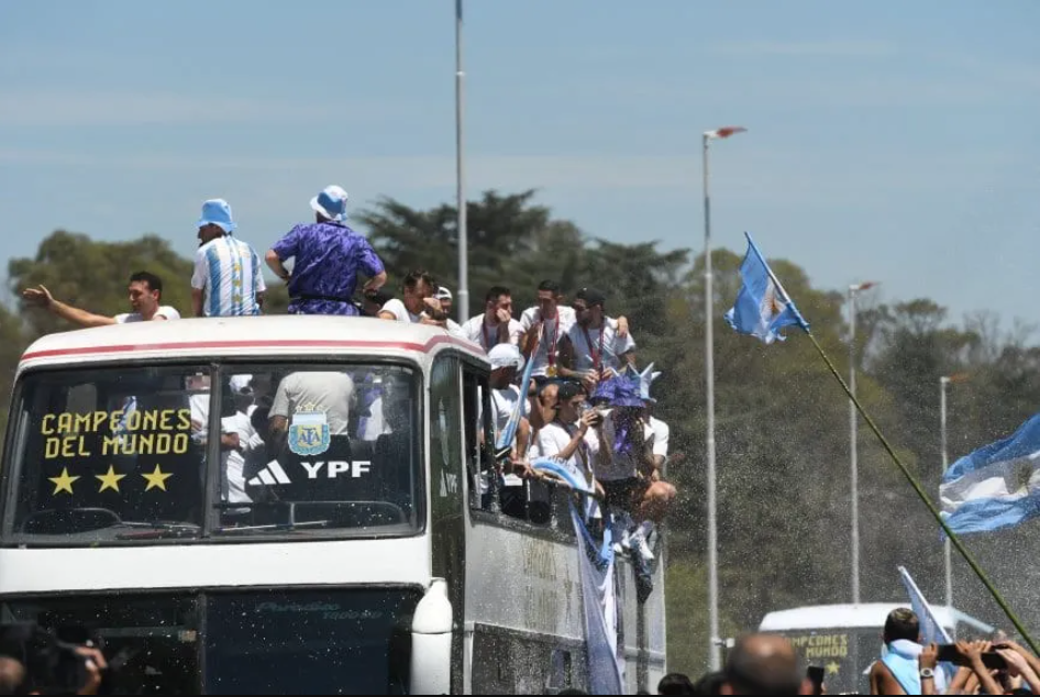 Cinco millones en la caravana de Argentina: Messi bebiendo alcohol, polémica foto de Otamendi y propuestas indecentes