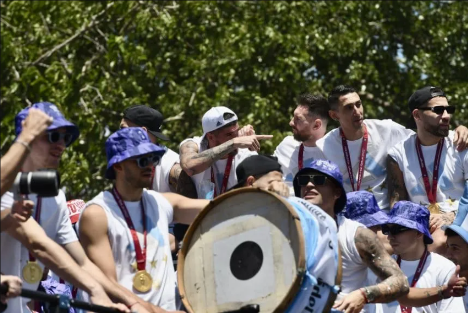 Cinco millones en la caravana de Argentina: Messi bebiendo alcohol, polémica foto de Otamendi y propuestas indecentes