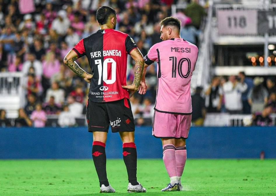 Beso a Messi, lindo gesto de Leo con Newell’s y el jugador que se llevó la camisa del “10” en su partido más especial