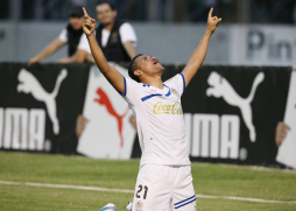 Olimpia le pasa por encima al Real España y sigue más líder