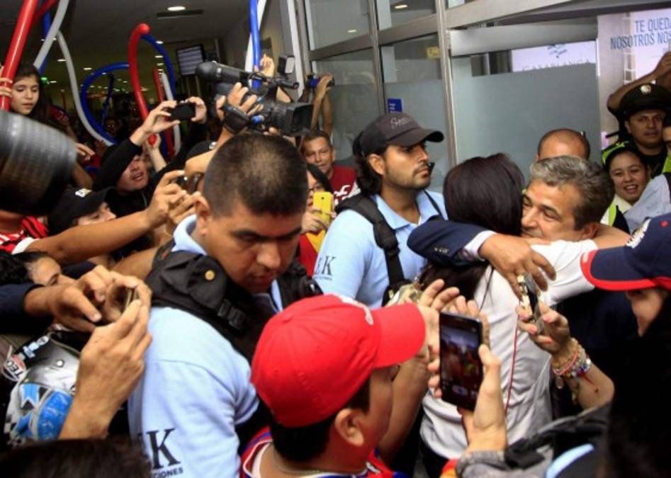 Jorge Luis Pinto es recibido por miles de aficionados en Cúcuta