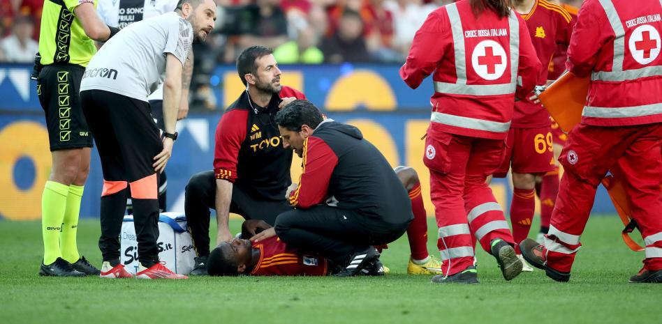Drama en la Roma: salió jugando, se desploma y el partido queda suspendido