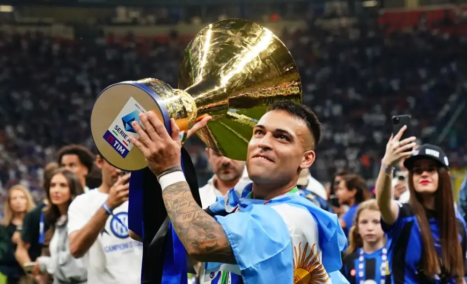 Lautaro Martínez levantando el Scudetto número 20 del Inter en su historia.