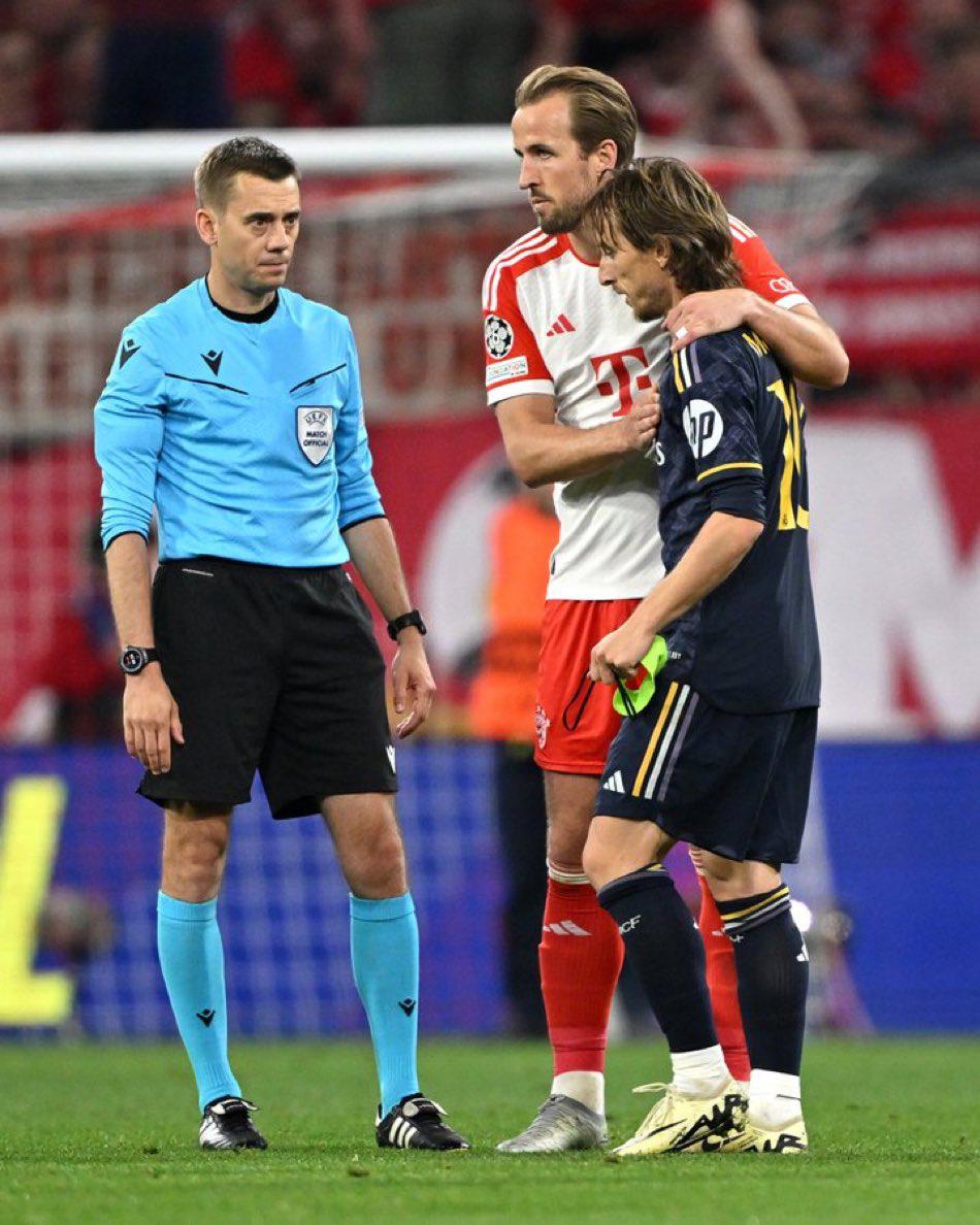 Tchouaméni interrumpe a Müller, Vinicius se divierte ante Bayern y las bellas chicas apoyando al Real Madrid