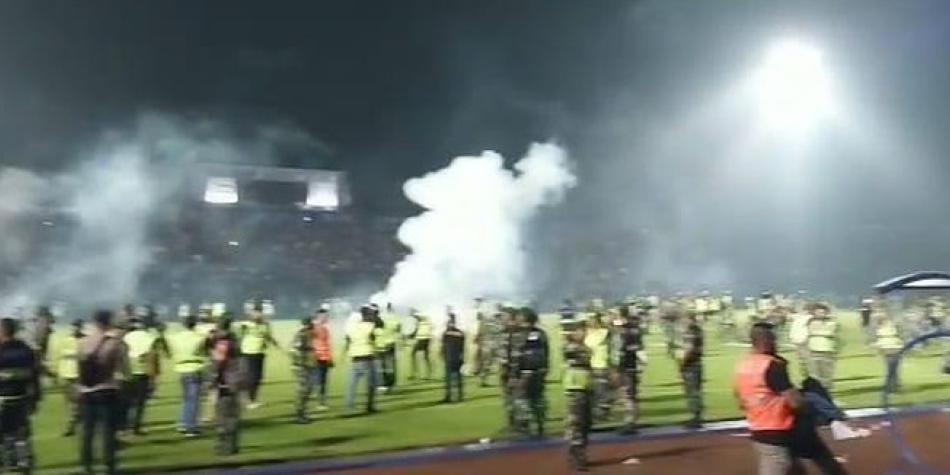Imágenes aterradoras: Al menos 174 personas perdieron la vida en un partido de fútbol en Indonesia