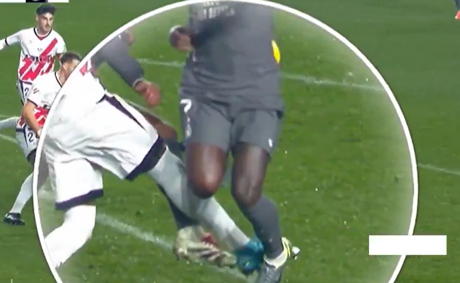 Vinicius pidió penal por esta posible falta de Mumin dentro del área del Rayo.