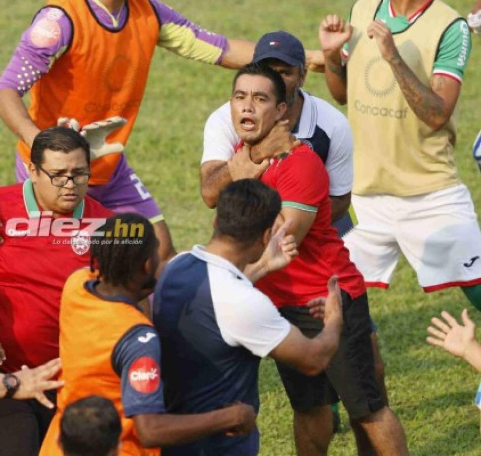 EN FOTOS: La lluvia de golpes y patadas entre técnicos de Marathón y Motagua