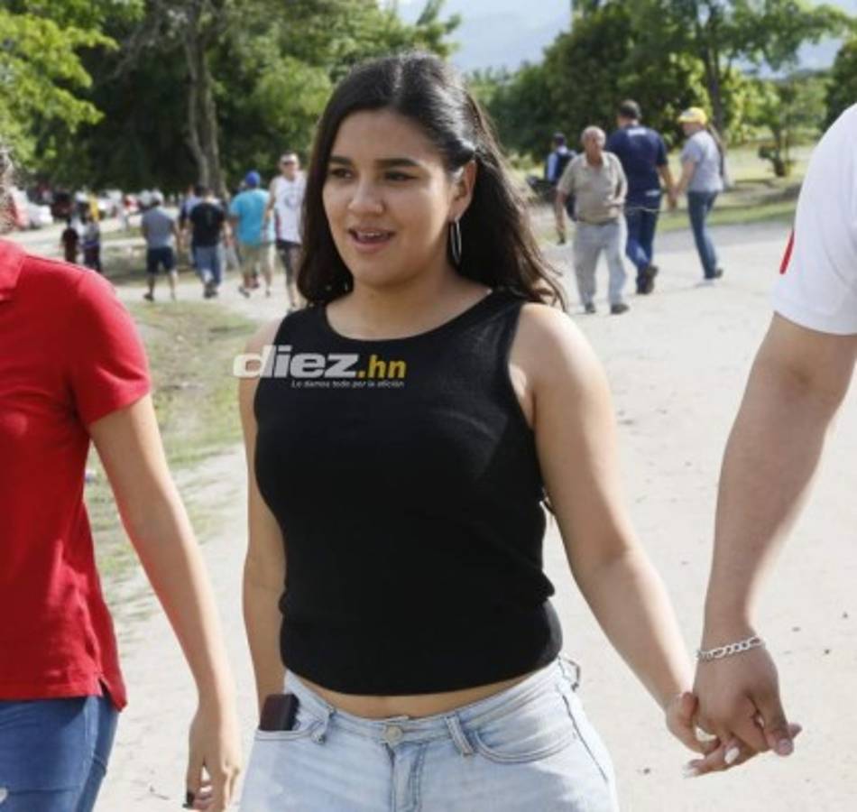 ¡Qué lindo clásico! Cecilia Landa, novia de Deiby Flores, acapara las miradas en el Olímpico