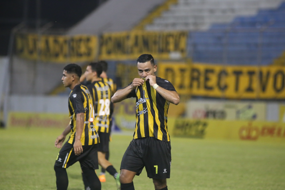 Alejandro Reyes anotó el primer gol aurinegro en un disparo de tiro libre.