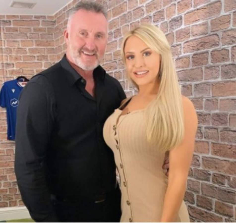 Bienvenida a la Premier League: La deslumbrante rubia que es presentadora de TV del Leeds United