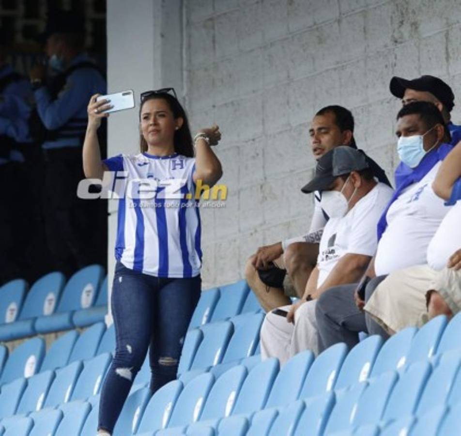 ¿Quién es la rubia? Las hermosas catrachas que adornan el Honduras vs. Costa Rica en el Olímpico