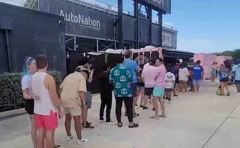 Curiosas banderas de Messi, histórica foto del Inter Miami, invitado especial y las enormes filas previo al debut del “10” en la Leagues Cup