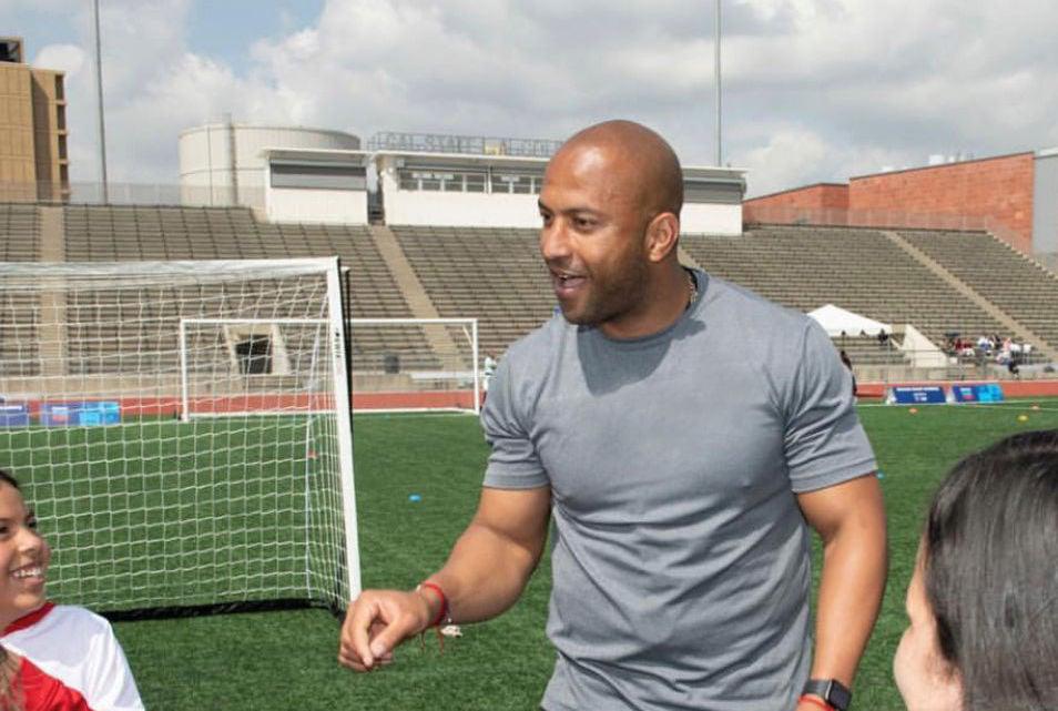 Roger Espinoza sale del retiro: ¡16 grandes futbolistas hondureños que desempolvaron los tacos y volvieron al fútbol!