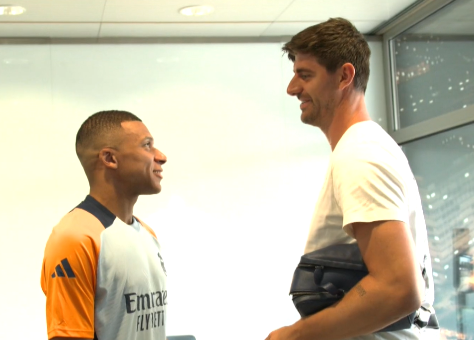 Mbappé con sus nuevos compañeros del Real Madrid: abrazo de Ancelotti, las risas y los mensajes de bienvenida