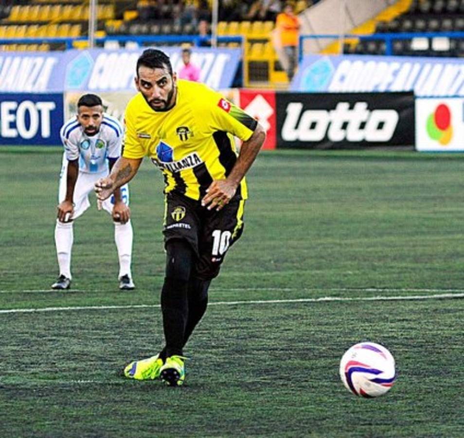 Las figuras del fútbol tico que están cerca del retiro