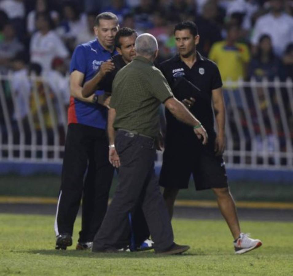 Las 'rabietas' más recordadas de los entrenadores hondureños por las que fueron expulsados