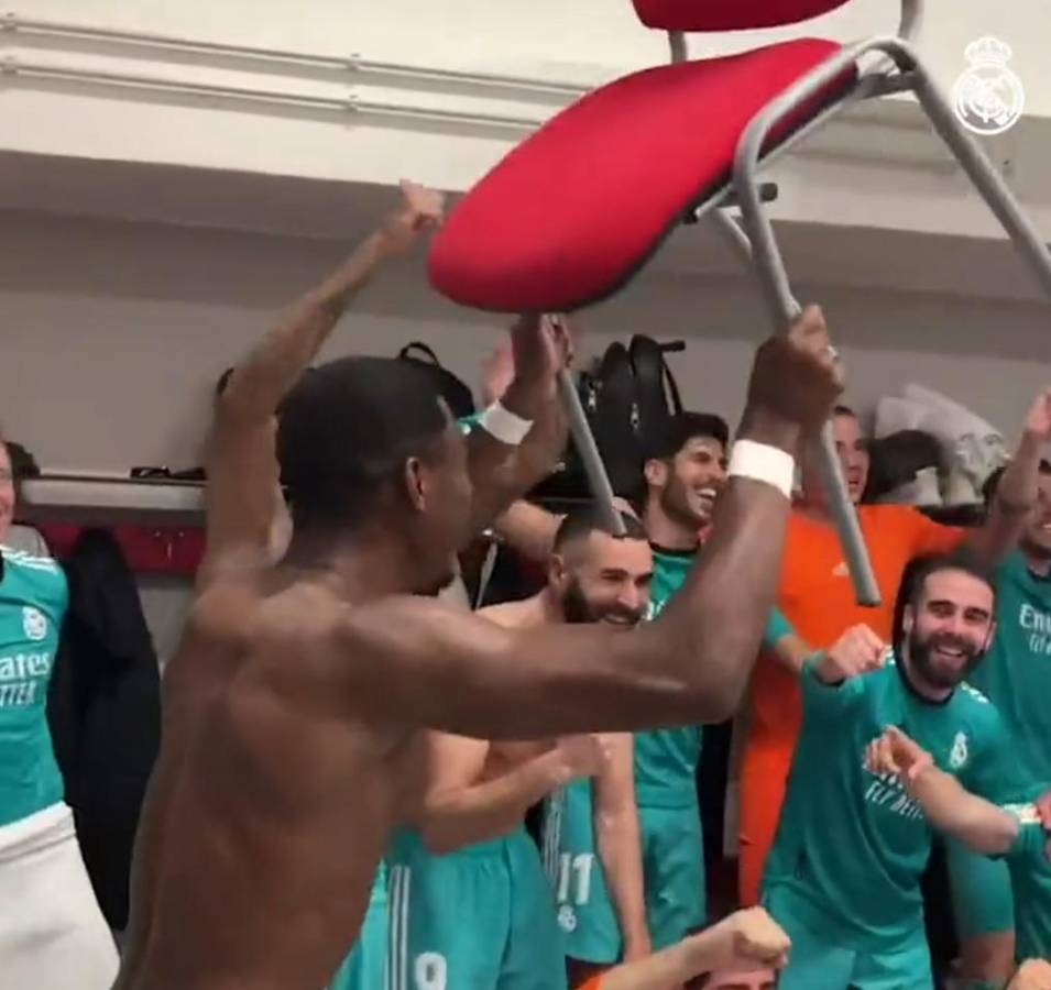 Las fotos de la increíble remontada del Real Madrid: Alaba celebra con otra silla y la bronca de Vinicius