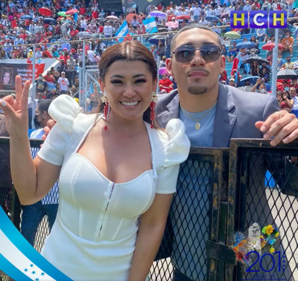 ¡Un show “peleando” con niños! Así fue captado el boxeador Teófimo López en su presencia en los desfiles de Honduras