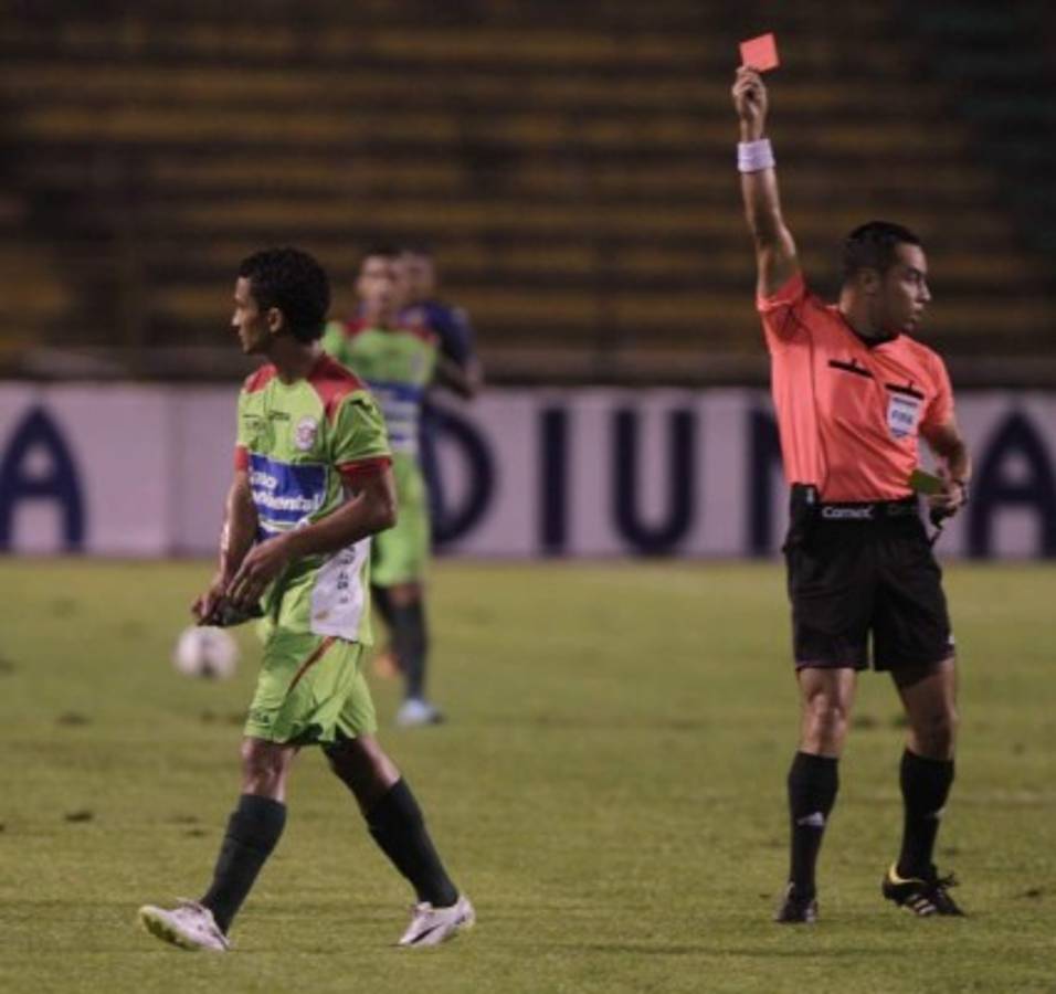 Los 11 futbolistas con más expulsiones en la historia de la Liga Nacional