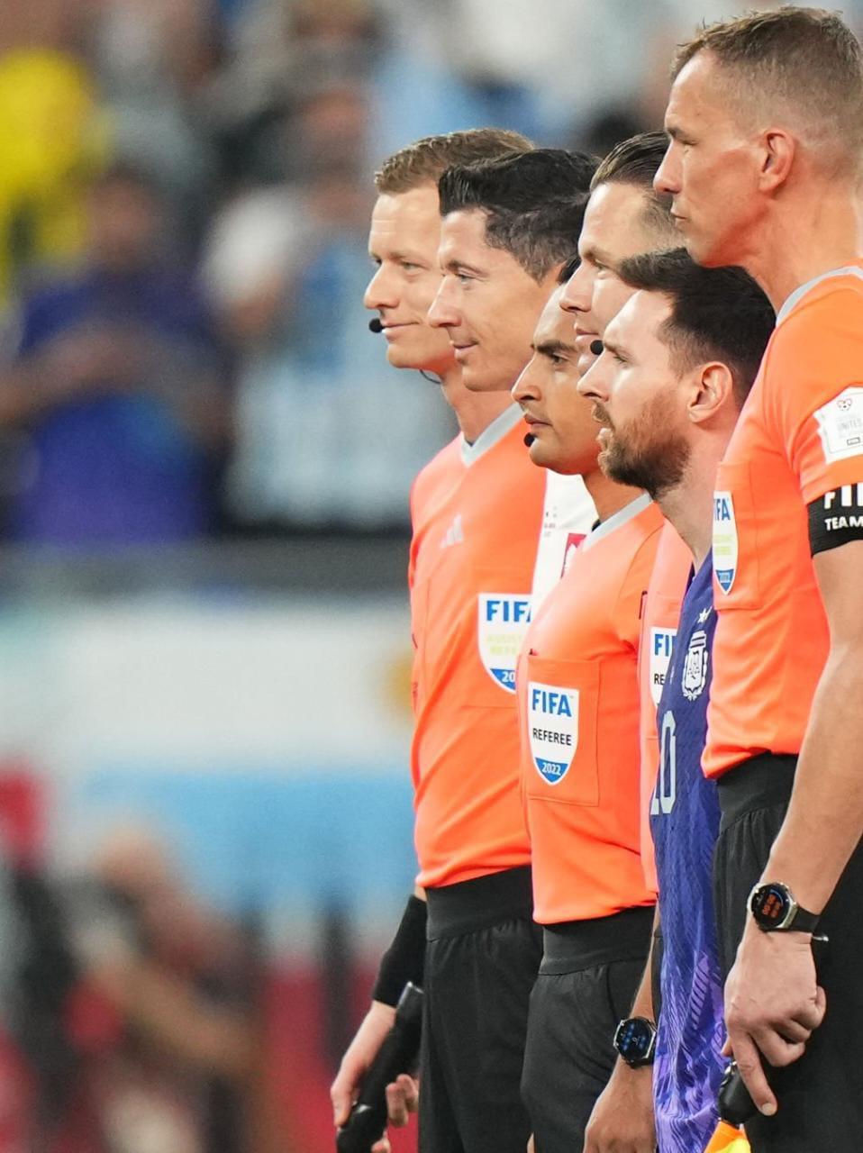 Saíd Martínez junto a Lionel Messi en la foto de la terna arbitral previo al Argentina vs Polonia.