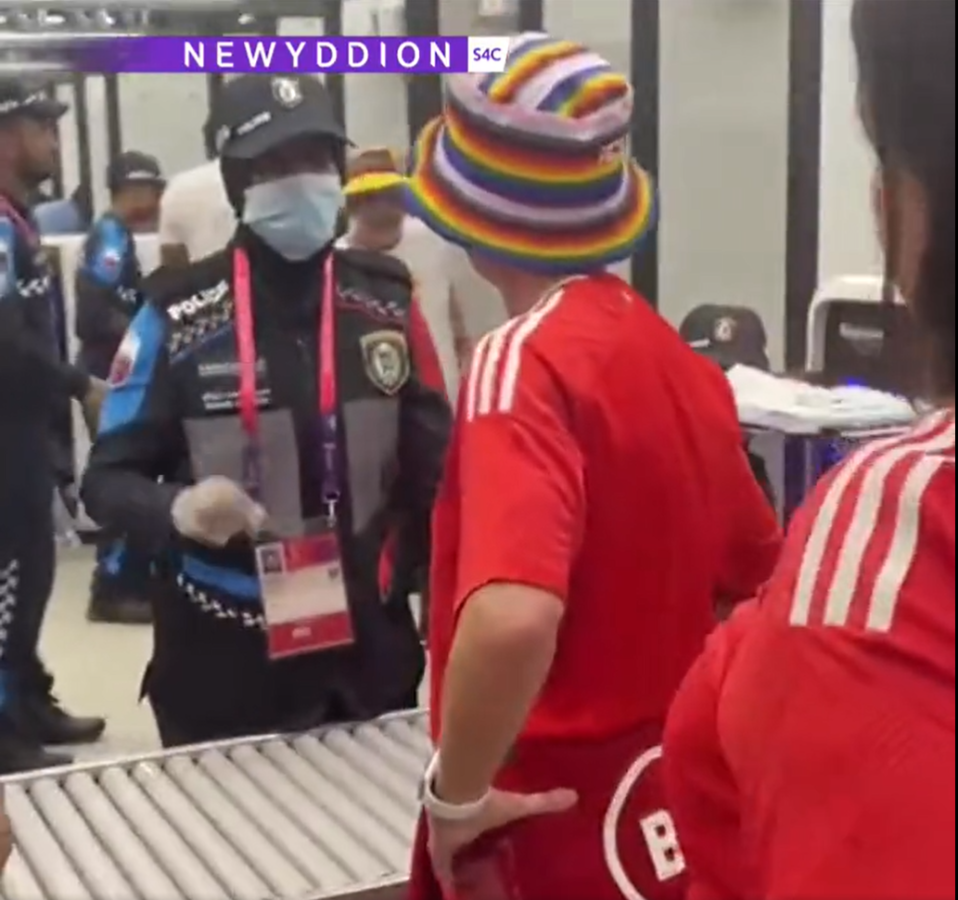 La cara fea del Mundial de Qatar: prohiben ingreso a aficionados portando colores LGBT; lo que pasó en el EUA vs Gales