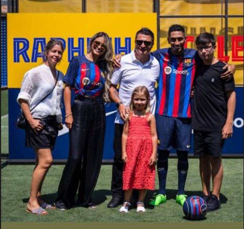 Así fue la presentación de Raphinha en Barcelona: Su hermosa mujer deslumbró, curioso momento con Laporta ¿y su dorsal?
