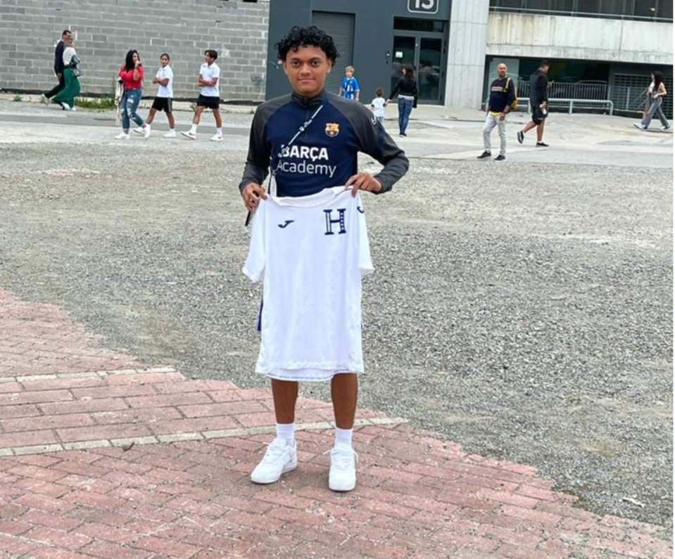 Emerson Flores portando la camisa de Honduras en la academia del Barcelona.