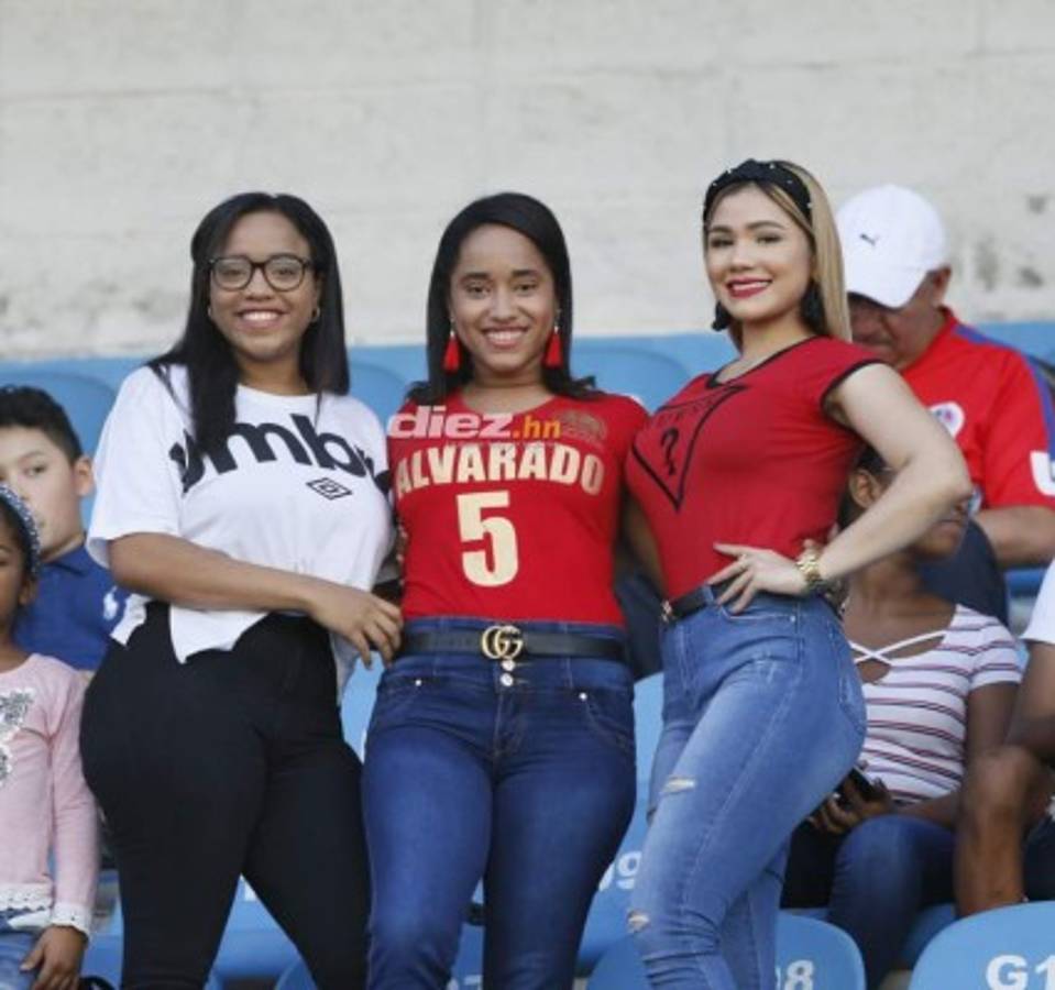 ¡Qué lindo clásico! Cecilia Landa, novia de Deiby Flores, acapara las miradas en el Olímpico