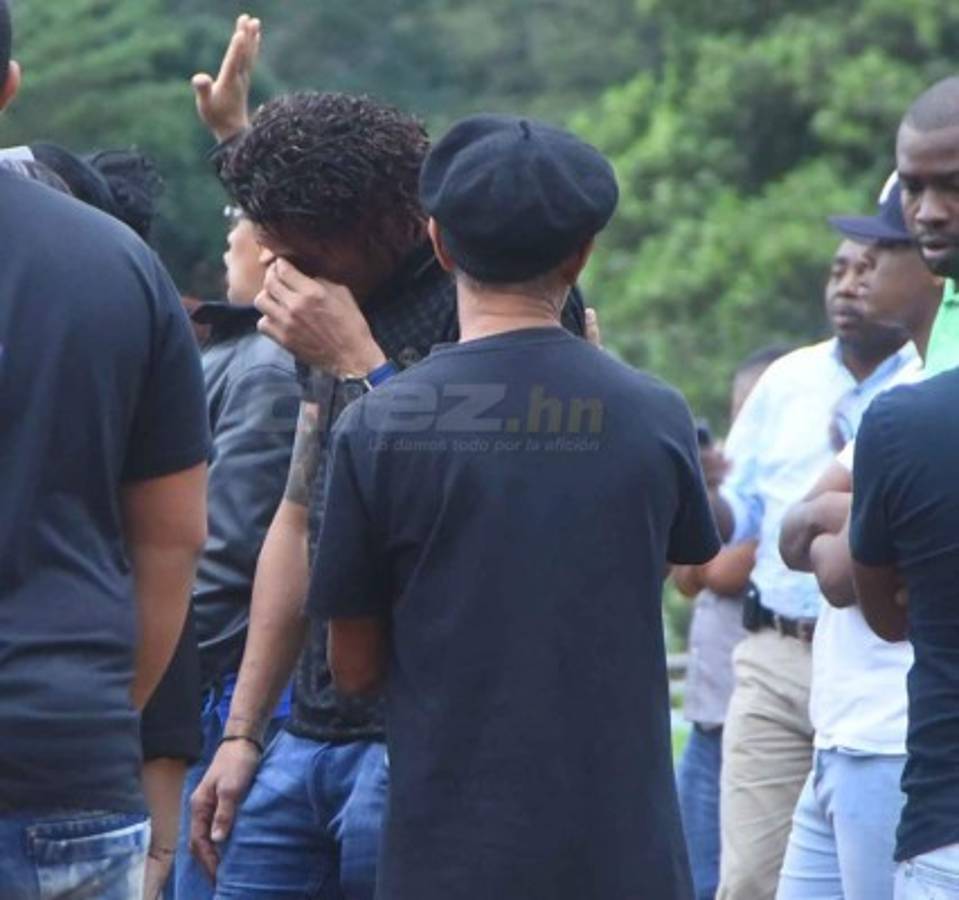 Las desgarradoras imágenes del sepelio de la madre de Kevin Hernández