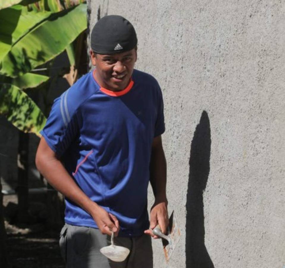 FOTOS: Así es la vida como albañil del defensa Henry Clark