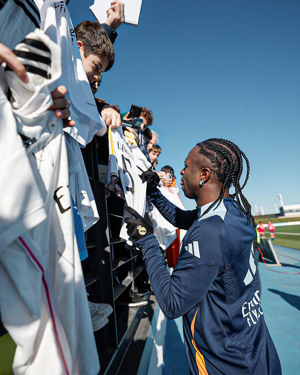 Real Madrid entrena a puerta abierta: Vinicius recibe premio y futbolista sorprende al entrenar después de un año sin jugar