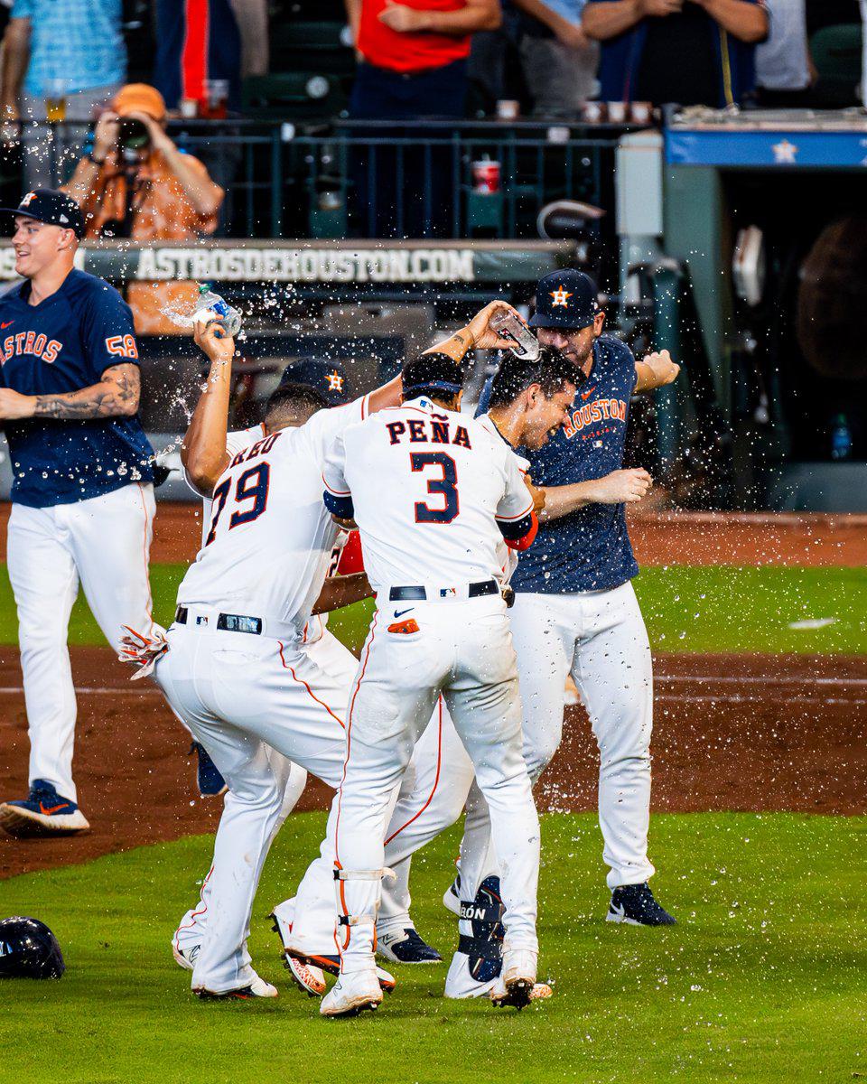 Mauricio Dubón desata la locura en Houston: el tremendo festejo de los Astros con el hondureño tras convertirse en figura