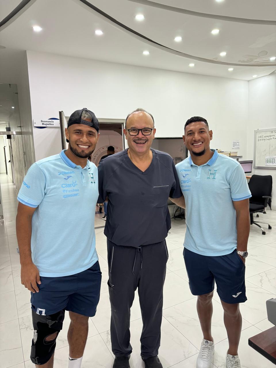 Alex López salió tranquilo tras las pruebas médicas al igual que Bryan Acosta.