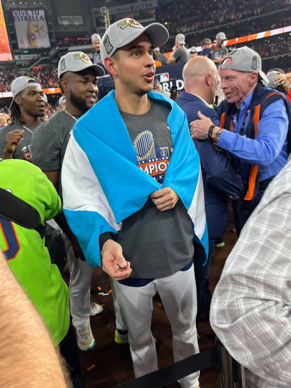 ¡Astros Campeones! Así se vivió el sexto juego de la Serie Mundial, Mauricio Dubón celebró con la bandera de Honduras