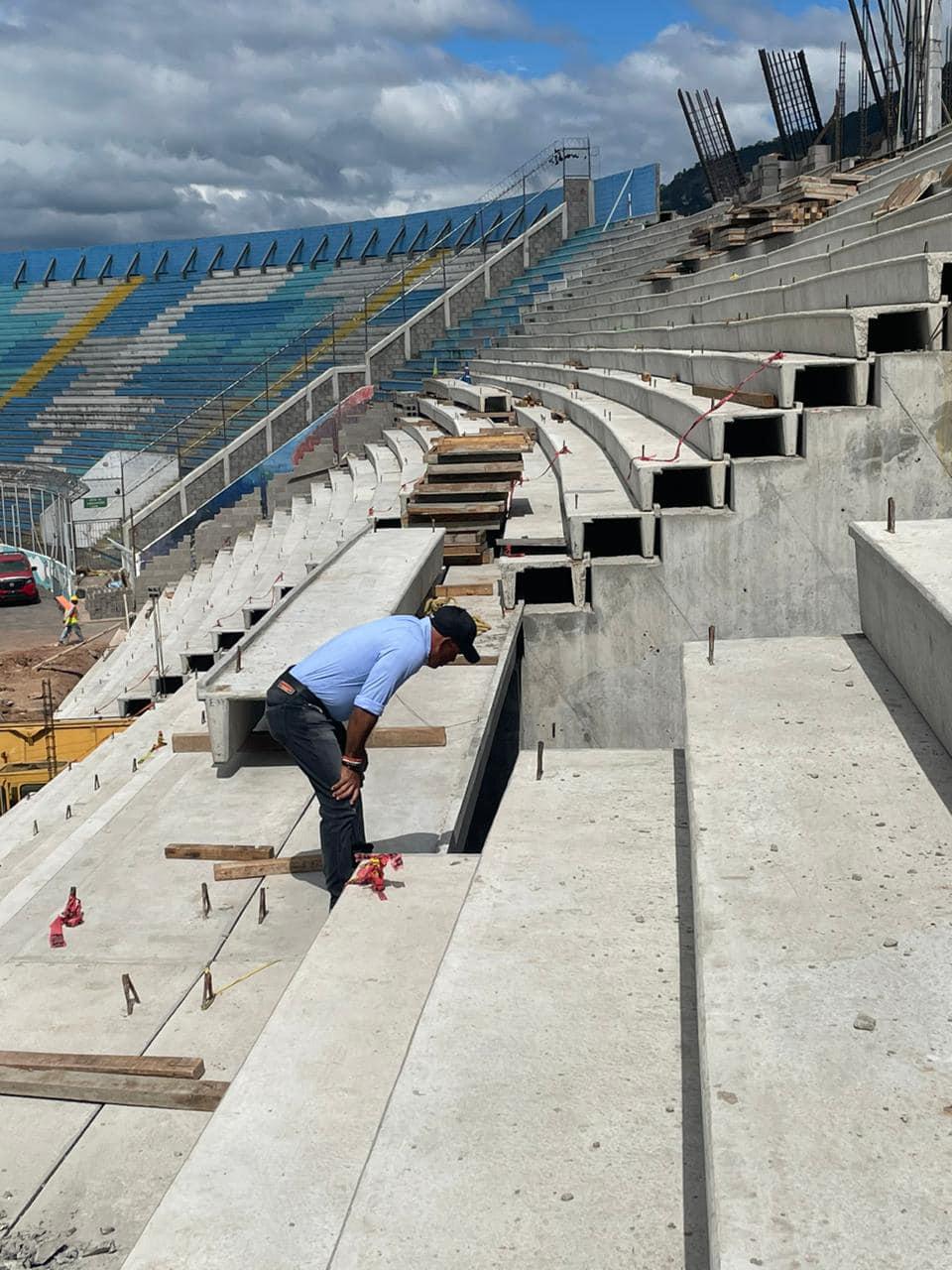 Exseleccionado de Honduras figura en la supervisión del estadio Nacional; así lucen sus graderías previo al Clausura