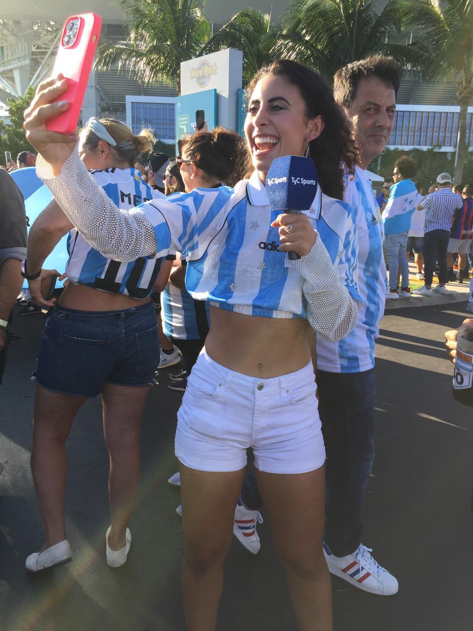 ¡Un espectáculo! La deslumbrante pasarela en el Argentina-Honduras: derroche de belleza en el Hard Rock de Miami