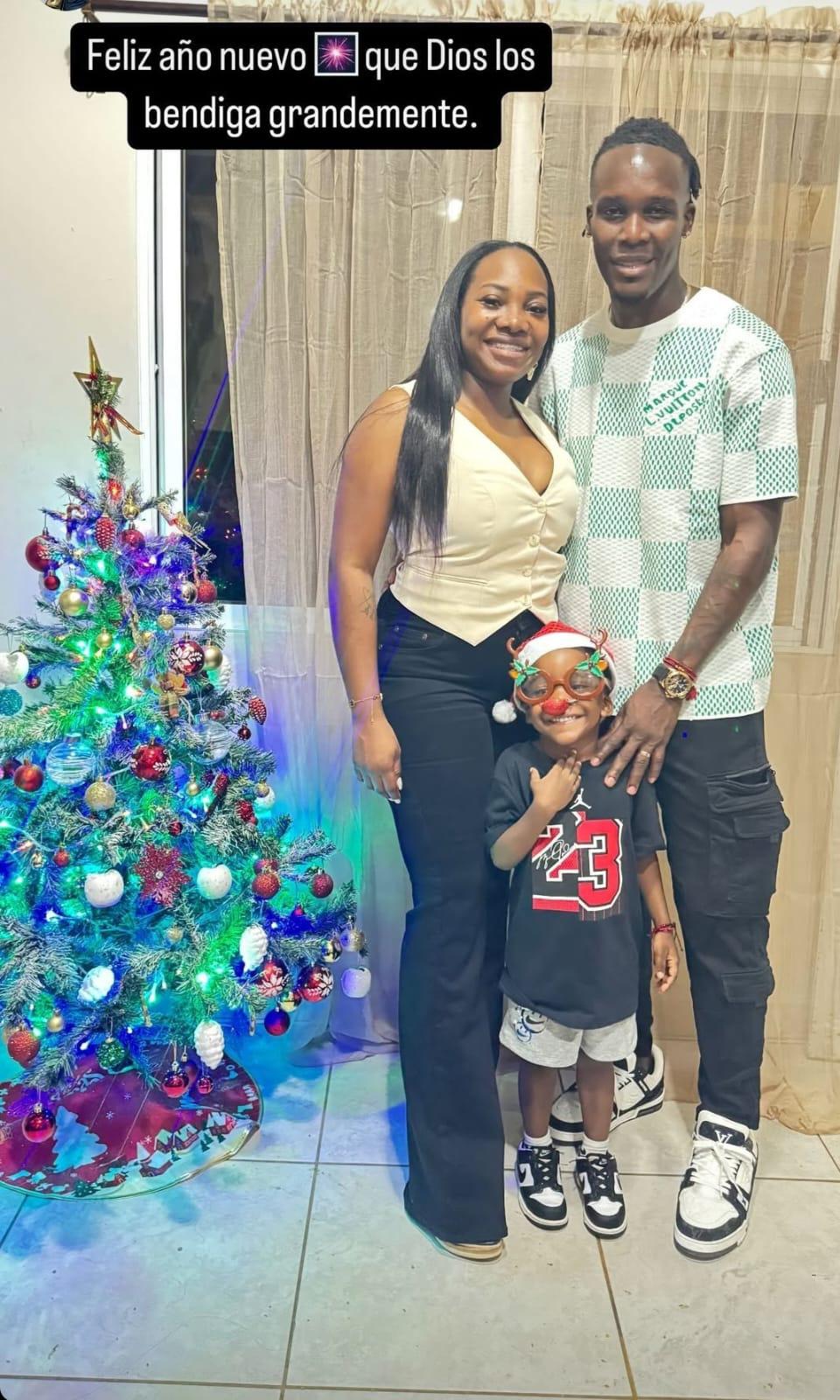 ¡Con tremendo beso y románticos! Así recibieron la llegada del año nuevo los jugadores hondureños